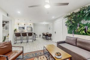 Η κουζίνα ή μικρή κουζίνα στο Desert Oasis Condo