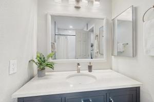 Ένα μπάνιο στο Desert Oasis Condo +11 φωτογραφίες