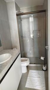 een badkamer met een toilet, een wastafel en een douche bij Flat Beach Class Verano- Praia de Muro Alto- Porto de Galinhas in Ipojuca