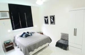 Ένα ή περισσότερα κρεβάτια σε δωμάτιο στο APT PRAIA do FORTE, 2min do Mar, a pé, CABO FRIO RJ