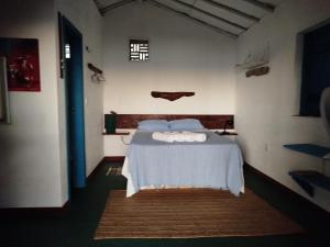 a bedroom with a bed with towels on it at Cabanas Caraúbas II - ótimo visual do mar in Maxaranguape