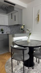 una sala da pranzo con tavolo e sedie in cucina di Golden Crown 2 a Vranje