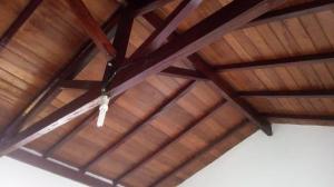 un tetto in legno di un edificio con travi in legno di Raízes de Afrodite quarto a São Thomé das Letras