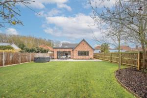 een stenen huis met een hek en een tuin bij 100 Leiston Road, Aldeburgh in Aldeburgh