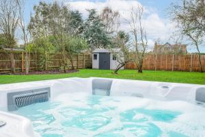 een jacuzzi in een achtertuin met een hek bij 100 Leiston Road, Aldeburgh in Aldeburgh