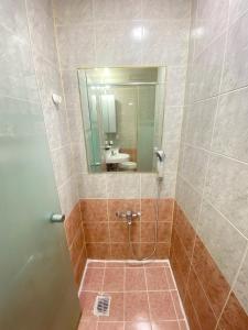 Un baño con ducha con lavabo y espejo. en 범계역2분 거리 퀸침대2개 무료주차가능 뚫린뷰가 일품,  13 fotos más