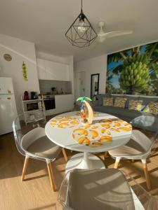 Una cocina y un comedor con mesa y sillas. en Casa Banana Ocean View Apartman, en Adeje