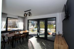 Πισίνα στο ή κοντά στο Комплекс котеджів "Під лісом"