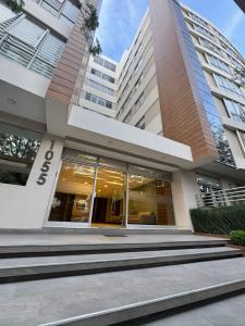 Familiar y equipado a pasos del Cine Center في كوتشابامبا: مبنى امام مبنى درج