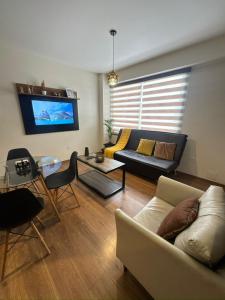 Familiar y equipado a pasos del Cine Center في كوتشابامبا: غرفة معيشة مع أريكة وتلفزيون بشاشة مسطحة +11 صورة