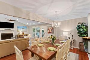 ein Esszimmer und ein Wohnzimmer mit Tisch und Stühlen in der Unterkunft AV3-20: 3 20th Avenue in Isle of Palms