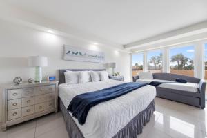 Giường trong phòng chung tại Luxury Beachfront Condo With Amazing Sunset Views +61 ảnh