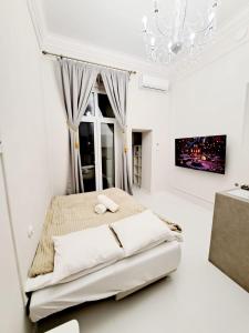 Ένα ή περισσότερα κρεβάτια σε δωμάτιο στο Poznaj Mickiewicza 4