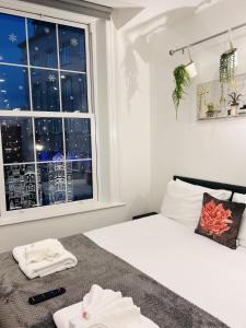 Una cama o camas en una habitación de Fox House Studios, City centre Aparthotel