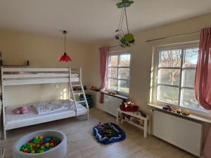 Ένα ή περισσότερα κρεβάτια σε δωμάτιο στο Barrierefreie Ferienwohnung nahe der Ostsee