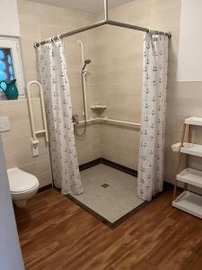 Ένα μπάνιο στο Barrierefreie Ferienwohnung nahe der Ostsee