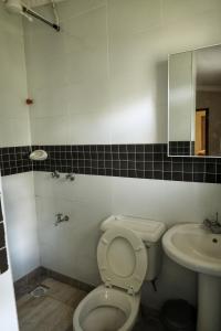 un bagno con un water e un lavandino di Stone Camp Naivasha a Naivasha