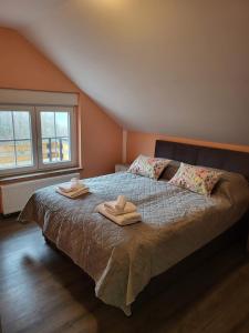 ein Schlafzimmer mit einem Bett mit zwei Handtüchern darauf in der Unterkunft Kuća za 10 osoba s jacuzzijem i biljarom Mrkopalj in Mrkopalj