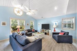 ein Wohnzimmer mit zwei Sofas und einem Fernseher in der Unterkunft CM4005: 4005 Cameron Blvd. in Isle of Palms
