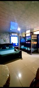 Voodi või voodid majutusasutuse Cabins yafeth osa drake bay toas