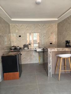 kuchnia ze zlewem i blatem w obiekcie Hermoso y acogedor apartamento en conjunto cerrado w mieście Ibagué