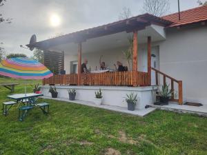 ein Haus mit Terrasse, auf der Leute an einer Bar sitzen in der Unterkunft Aki Land 
