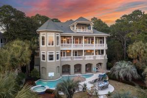 una vista aérea de una casa grande con piscina en FW126: 126 Flyway Drive, en Kiawah Island