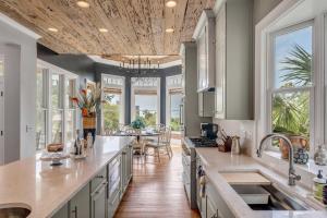 cocina grande con encimeras blancas y ventanas en FW126: 126 Flyway Drive, en Kiawah Island