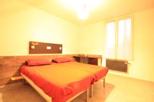 Giường trong phòng chung tại 10mn Paris Ligne H - Parking Privé- Souplex - Tout équipé - De 1 à 6 personnes