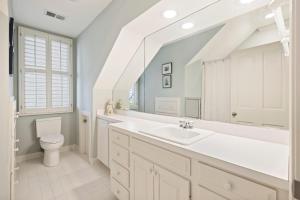 Ένα μπάνιο στο PALM3700: 3700 Palm Blvd. +54 φωτογραφίες