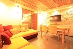 Khu vực ghế ngồi tại 10mn Paris Ligne H - Parking Privé- Souplex - Tout équipé - De 1 à 6 personnes