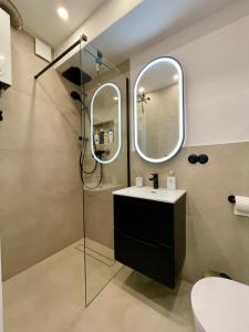 Vannituba majutusasutuses Holiday Apartment Old Town Gdansk with a Jacuzzi