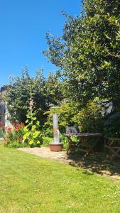 坎布里奇Twin Kauri's 94的一个带野餐桌和树的公园