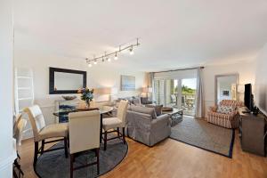 un soggiorno con tavolo da pranzo e un soggiorno con divano. di PW13105: 13105 Pelican Watch a Seabrook Island