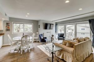 ein Wohnzimmer mit Sofa und Tisch in der Unterkunft SG8C: 8C Seagrove Villa in Isle of Palms