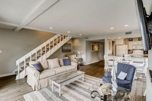 ein Wohnzimmer mit einer Couch und einer Treppe in der Unterkunft SG8C: 8C Seagrove Villa in Isle of Palms