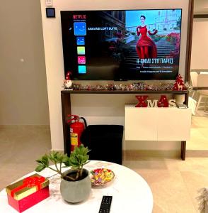 Μια τηλεόραση ή/και κέντρο ψυχαγωγίας στο ANAVASI Loft SUITE