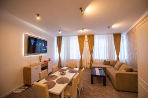 Televiisor ja/või meelelahutuskeskus majutusasutuses Vibe90 apartament centru istoric