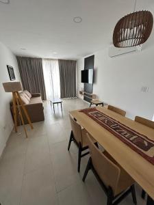 a living room with a table and chairs and a couch at MorenoPLAZA in Concepción del Uruguay