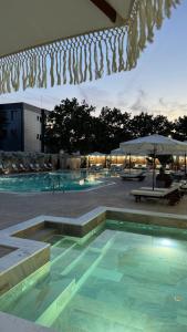 einen großen Pool mit in der Unterkunft Ивелия Хотел и Спа - Ivelia Hotel & SPA in Dŭbnitsa