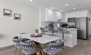 Kuchyň nebo kuchyňský kout v ubytování Bahia Mar Relax Waves and Views