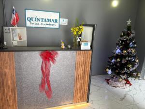 Un certificado, premio, letrero u otro documento en Hostal Quintamar Viña del mar