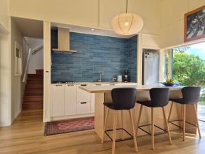 Η κουζίνα ή μικρή κουζίνα στο Seaside Serenity - Prime Beachfront Position +18 φωτογραφίες