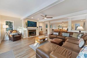 ein Wohnzimmer mit Couch und Kamin in der Unterkunft MG3080: 3080 Marshgate in Seabrook Island