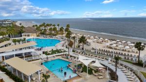 eine Luftaufnahme eines Resorts mit Pool und Strand in der Unterkunft MG3080: 3080 Marshgate in Seabrook Island