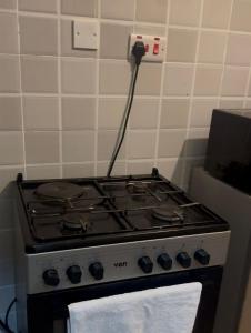 Homa BayAmors place的一个带电源线并插入插座的炉灶式烤箱