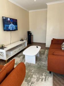 Homa BayAmors place的客厅里有一张沙发和一张咖啡桌。