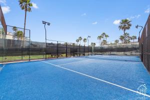 Tenis a/nebo squash v ubytování Bahia Mar Relax Waves and Views nebo okolí