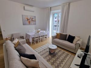 a living room with a couch and a dining room at Market Downtown T3 in Funchal