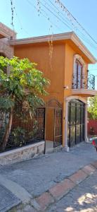 El edificio en el que está la casa vacacional